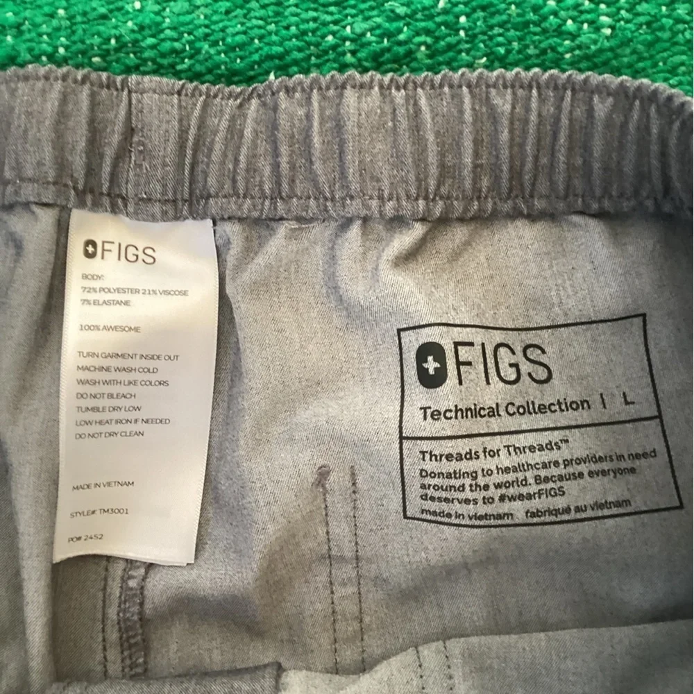 Figs Technical scrubs -SZ L Waist 16” Inseam 31”